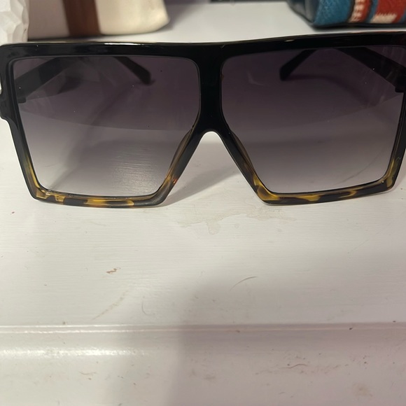 2 pair of beautiful sunglasses Grfisia Eyewear - Picture 1 of 9